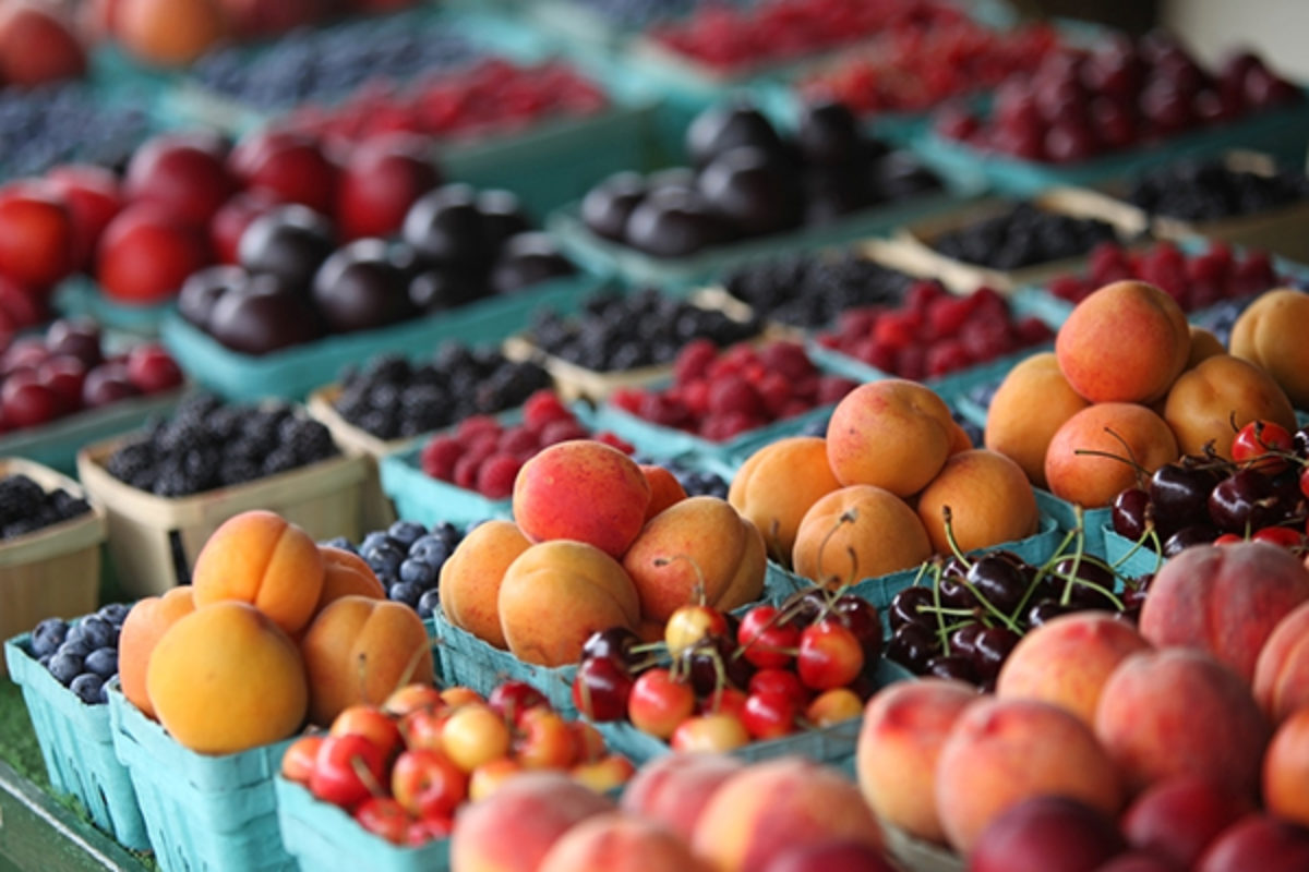 Farmers market display with various kinds of fruit